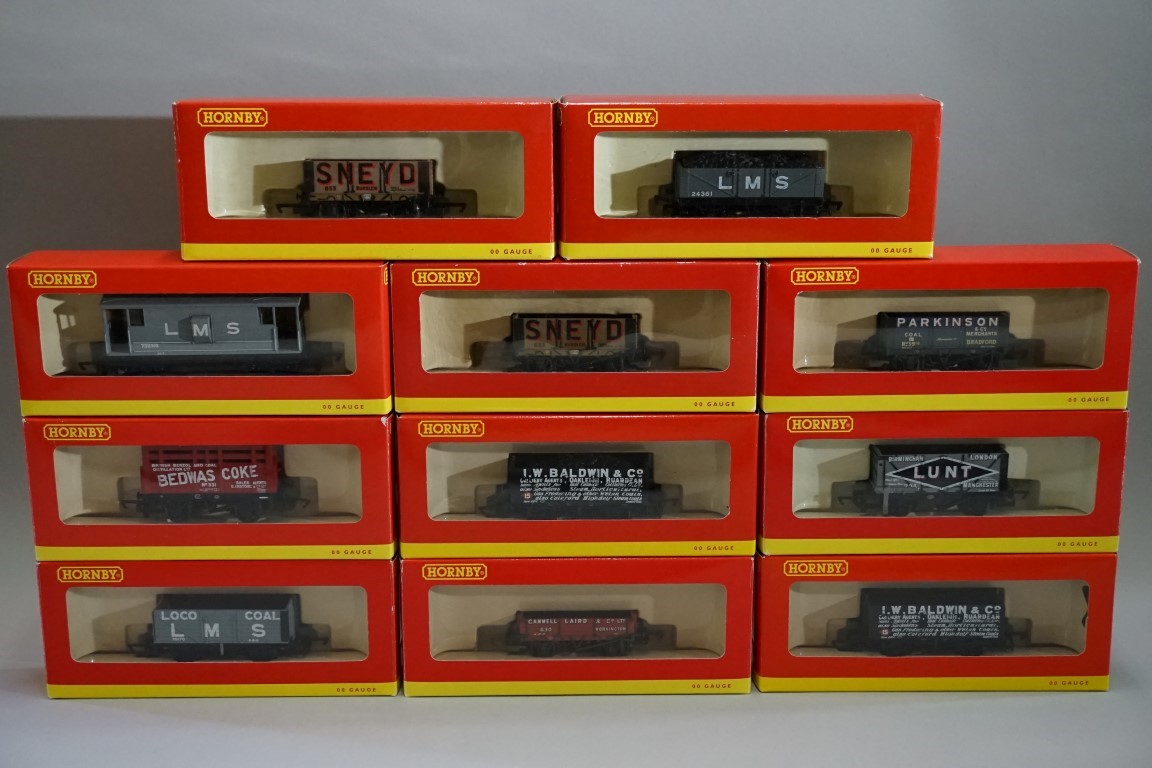 Eleven 'OO' gauge wagons, each in Hornby box. (11) - Image 2 of 12