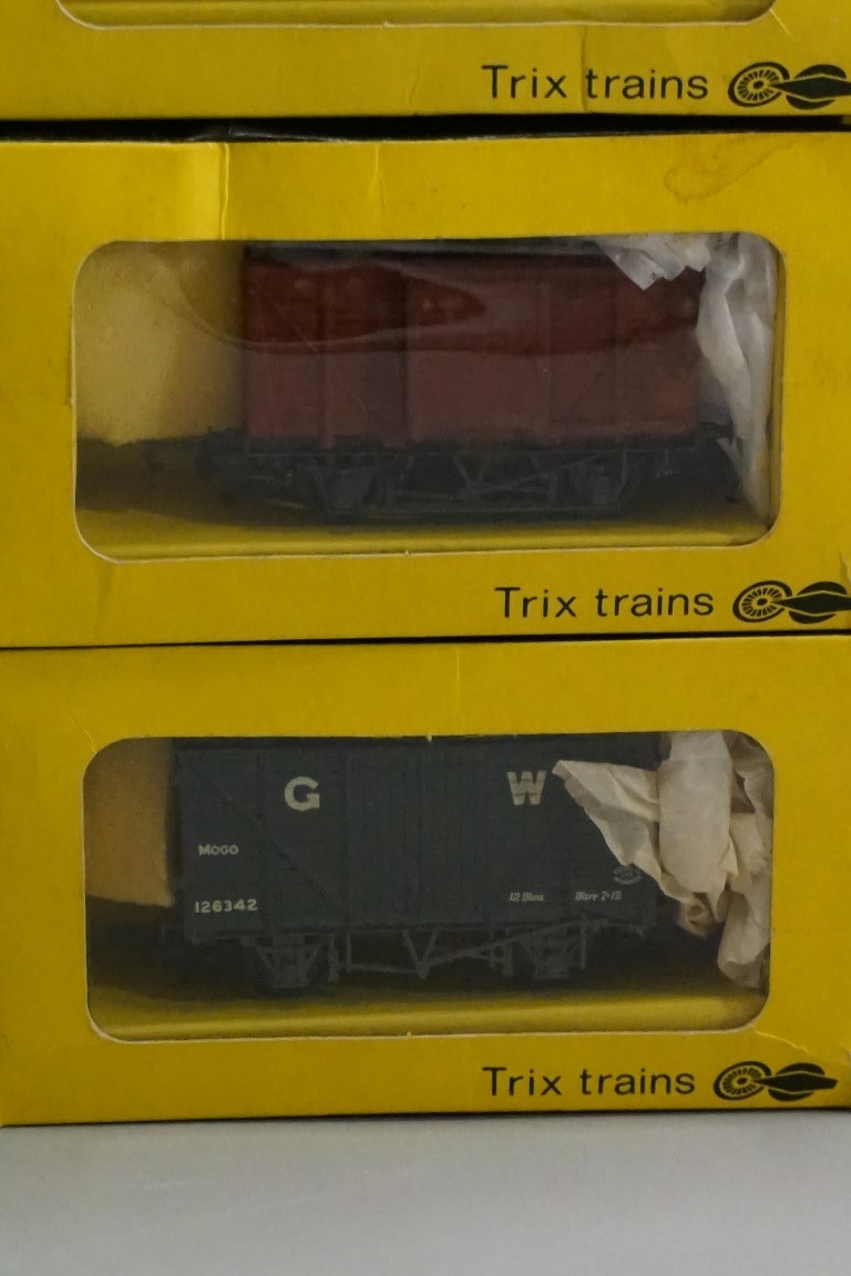 Seven boxed 'OO' gauge wagons, comprising: four Trix; two Mainline; and a Wrenn example. (7) - Image 5 of 7