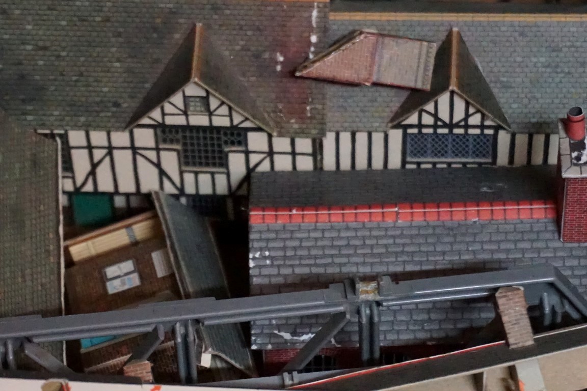 A large collection of 'OO' gauge buildings, footbridges and similar. (qty) - Image 5 of 5