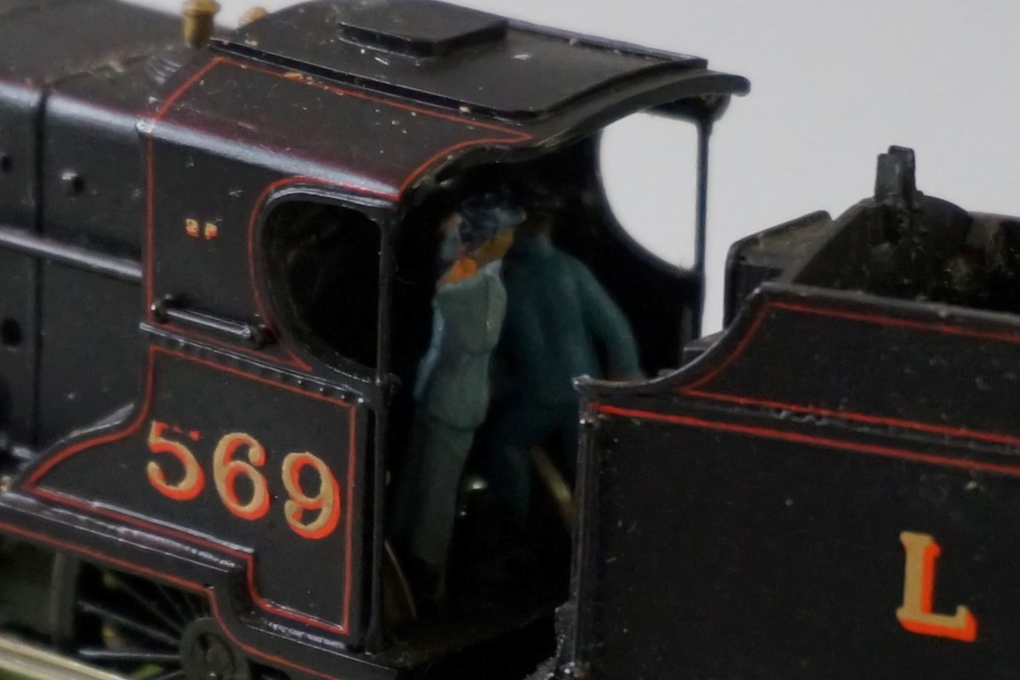 A DJH 'OO' gauge LMS 4-4-0 Fowler 2P Class locomotive 569 and tender, in original Millholme Models - Image 6 of 8