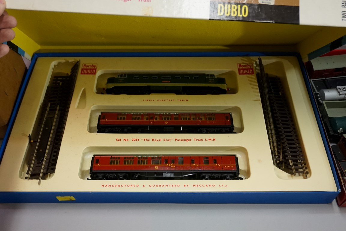 A vintage Hornby 'Dublo' set 2034 'The Royal Scot Passenger Train', boxed; together with a small - Image 3 of 3