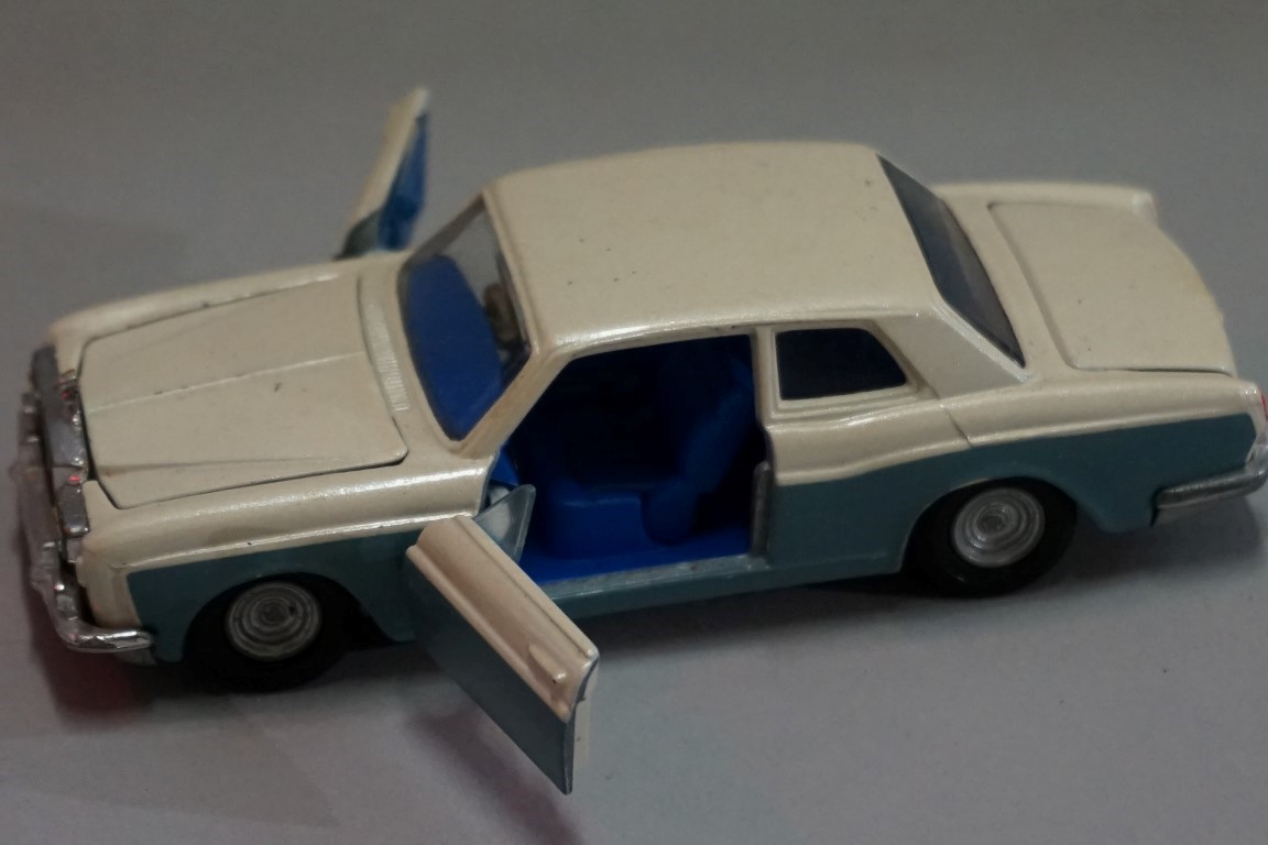 A Corgi 273 'Rolls Royce Silver Shadow', boxed. - Image 2 of 4