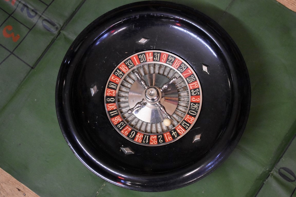 A vintage roulette wheel, 24.5cm diameter, boxed and with playing mat. - Image 3 of 5