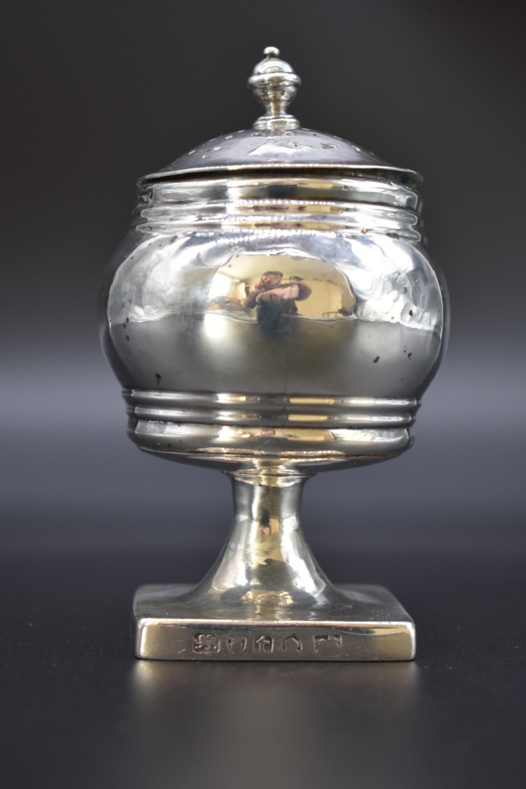 A George III silver pounce pot, London 1794, 9.5cm, 58.9g, (cover unmarked). - Image 4 of 6