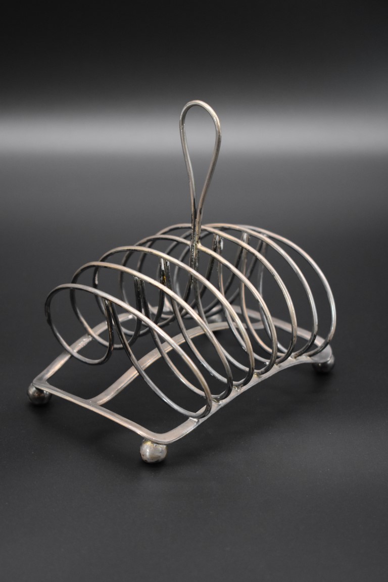 A George III silver toast rack, by Matthew Boulton, Birmingham 1809, 15.5cm wide, 284g.