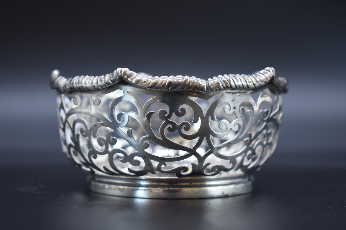 A late Victorian pierced silver bonbon dish, by Carrington & Co, London 1900, 9.8cm diameter, 121g.