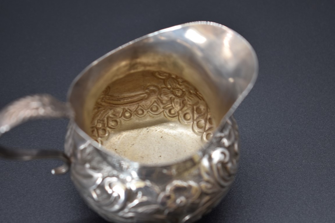 An Edwardian silver cream jug, by William Devenport, Birmingham 1902, 7cm, 100g. - Image 3 of 3