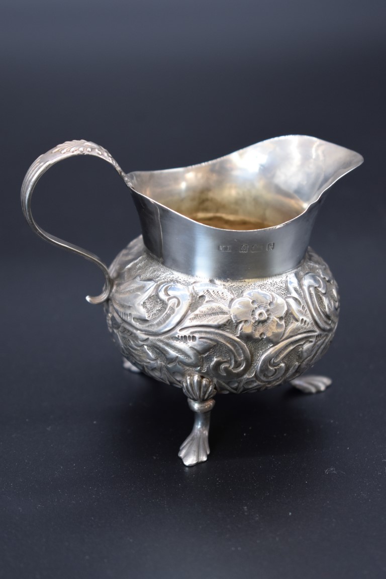 An Edwardian silver cream jug, by William Devenport, Birmingham 1902, 7cm, 100g. - Image 2 of 3