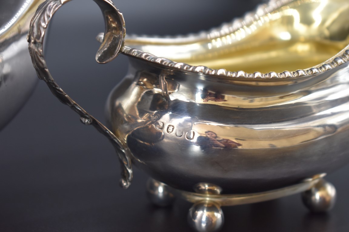 A George IV silver teapot, by Joseph Angell I, London 1825; together with a similar milk jug by - Image 2 of 4