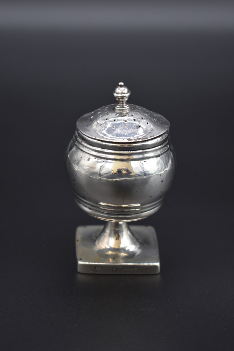 A George III silver pounce pot, London 1794, 9.5cm, 58.9g, (cover unmarked). - Image 2 of 6