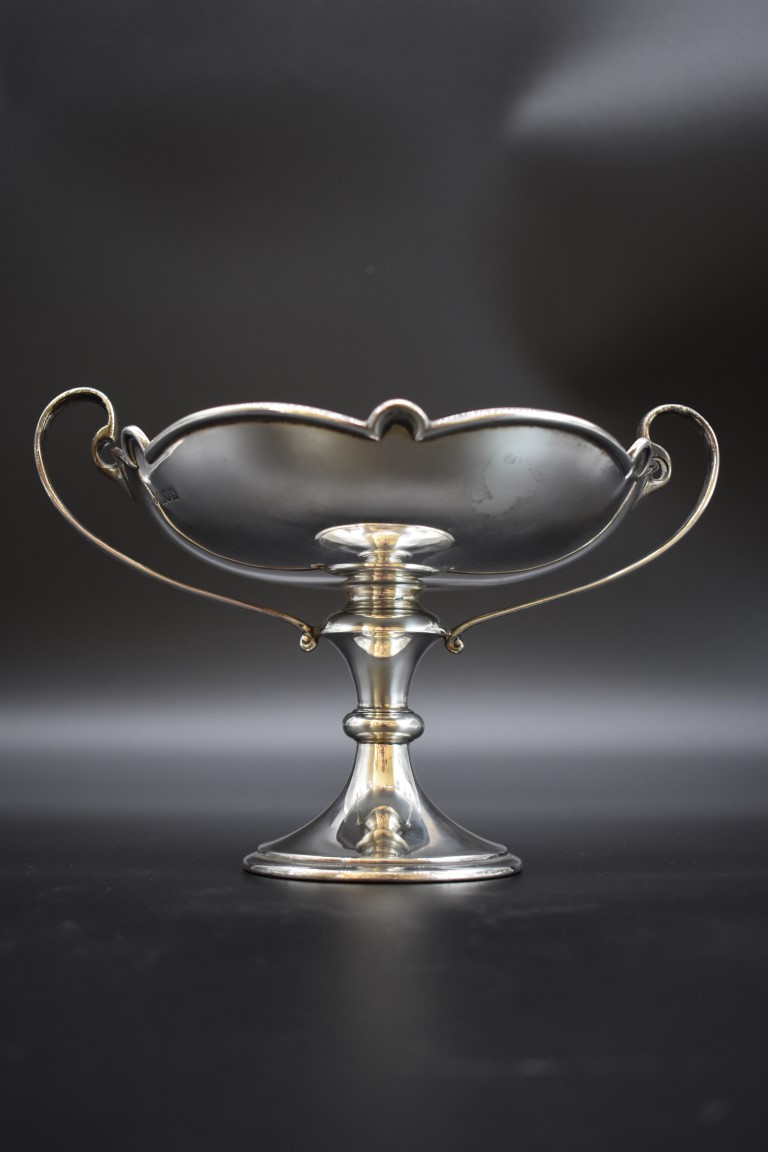 A silver twin handled tazza, by Charles Edwards, London 1913, 17.5cm diameter, 431g. - Image 2 of 4