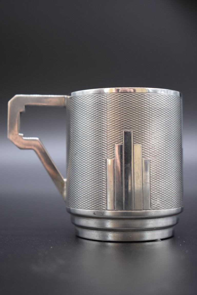 An Art Deco silver christening mug, by Sanders & Mackenzie, Birmingham 1933, 6.5cm, 75g.