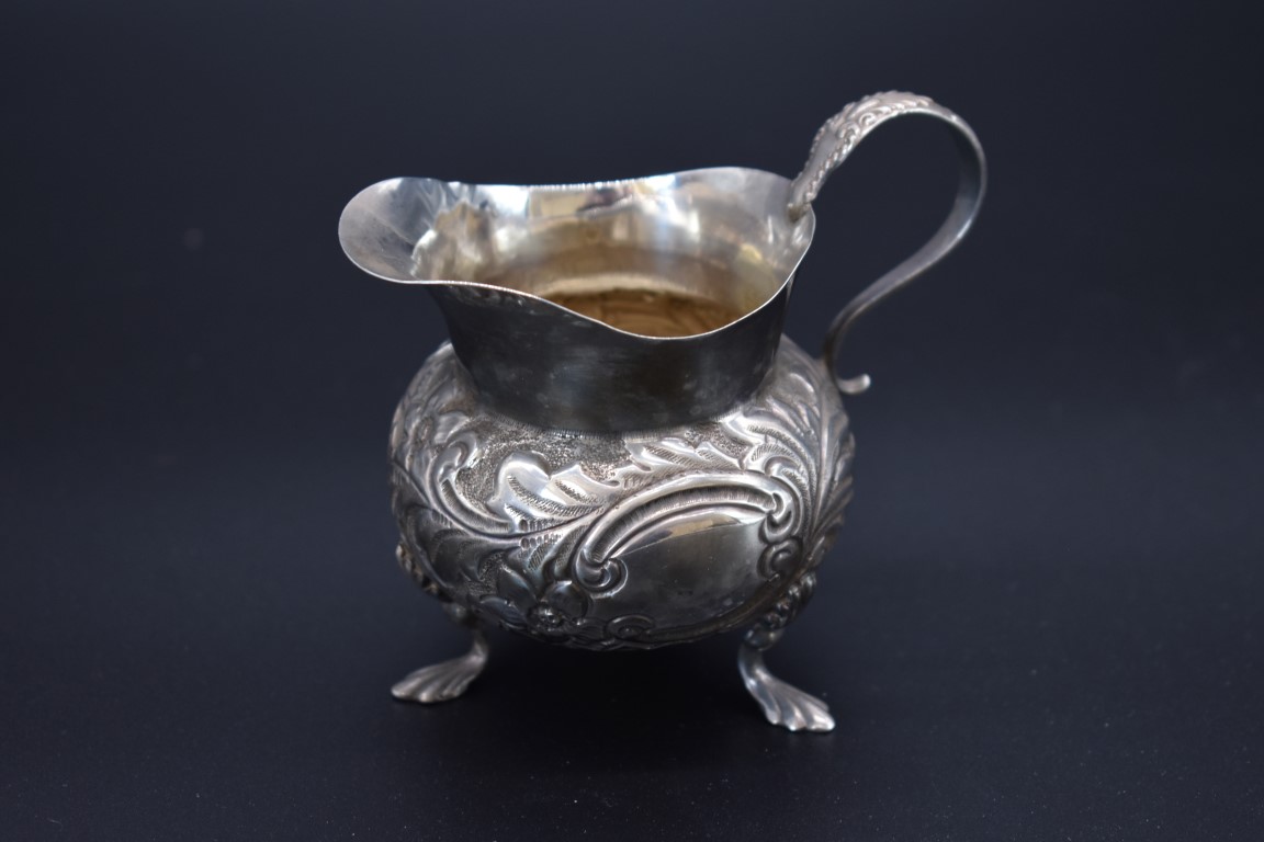 An Edwardian silver cream jug, by William Devenport, Birmingham 1902, 7cm, 100g.
