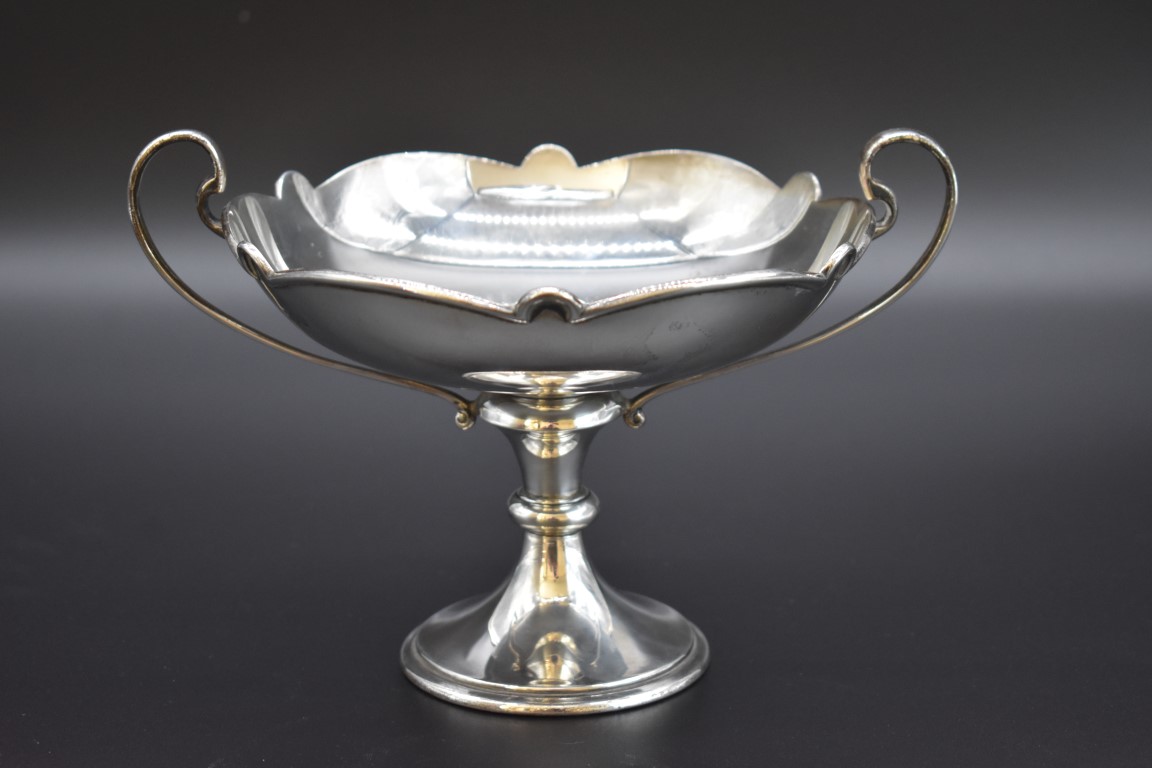 A silver twin handled tazza, by Charles Edwards, London 1913, 17.5cm diameter, 431g.