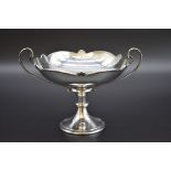 A silver twin handled tazza, by Charles Edwards, London 1913, 17.5cm diameter, 431g.