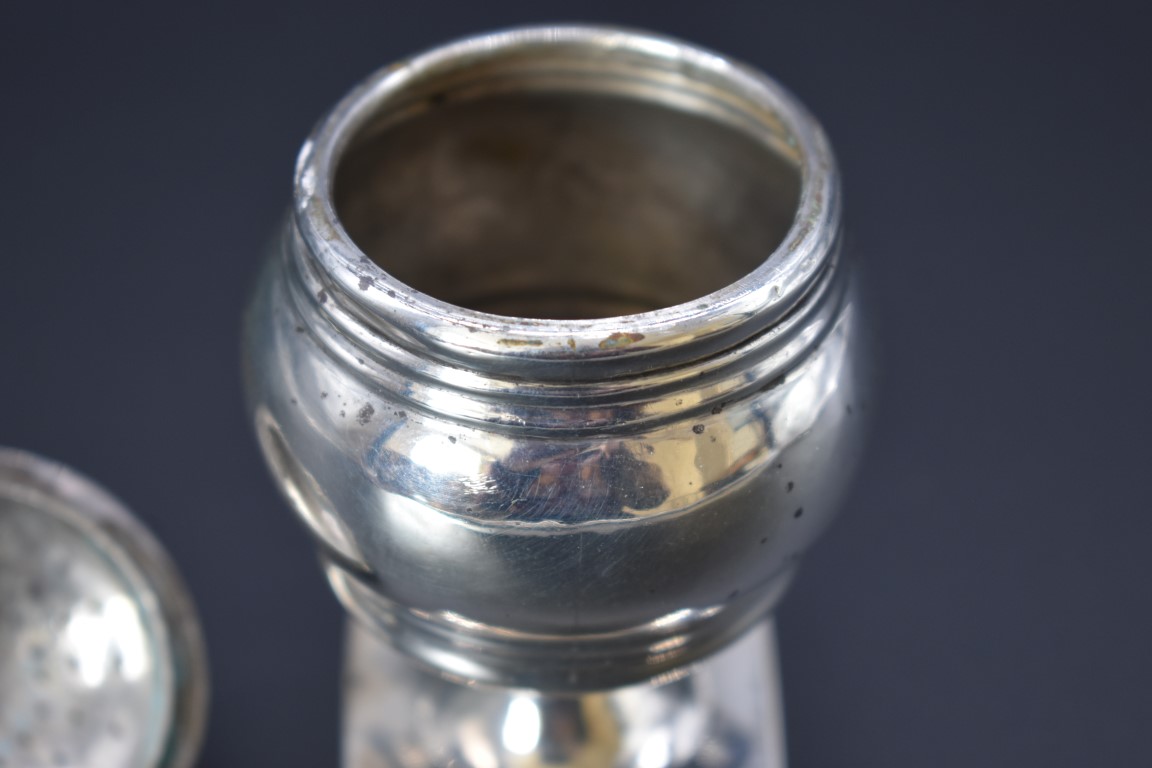 A George III silver pounce pot, London 1794, 9.5cm, 58.9g, (cover unmarked). - Image 6 of 6