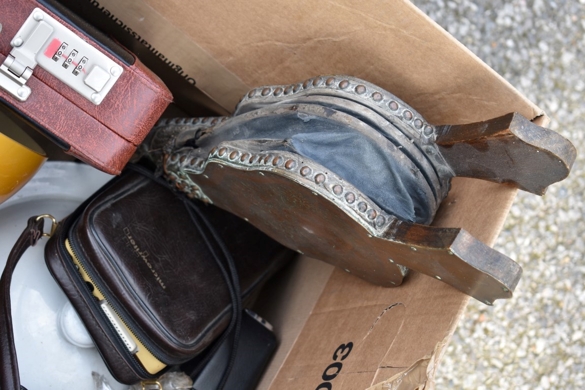 A mixed group of items, to include: a cased set of kitchen knives; an oil lamp; a pottery warming - Image 3 of 4