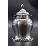 A late Victorian silver mustard pot, by Peter Henderson Deere, London 1901, with hinged cover, 11.