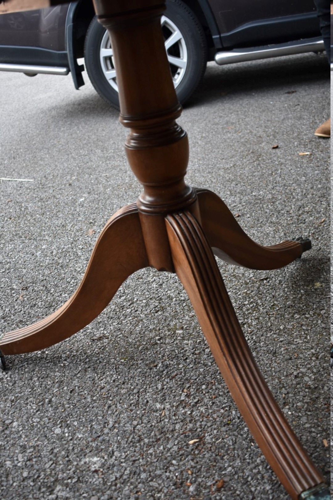 A reproduction mahogany and brass strung circular table, 100cm diameter. - Image 5 of 7