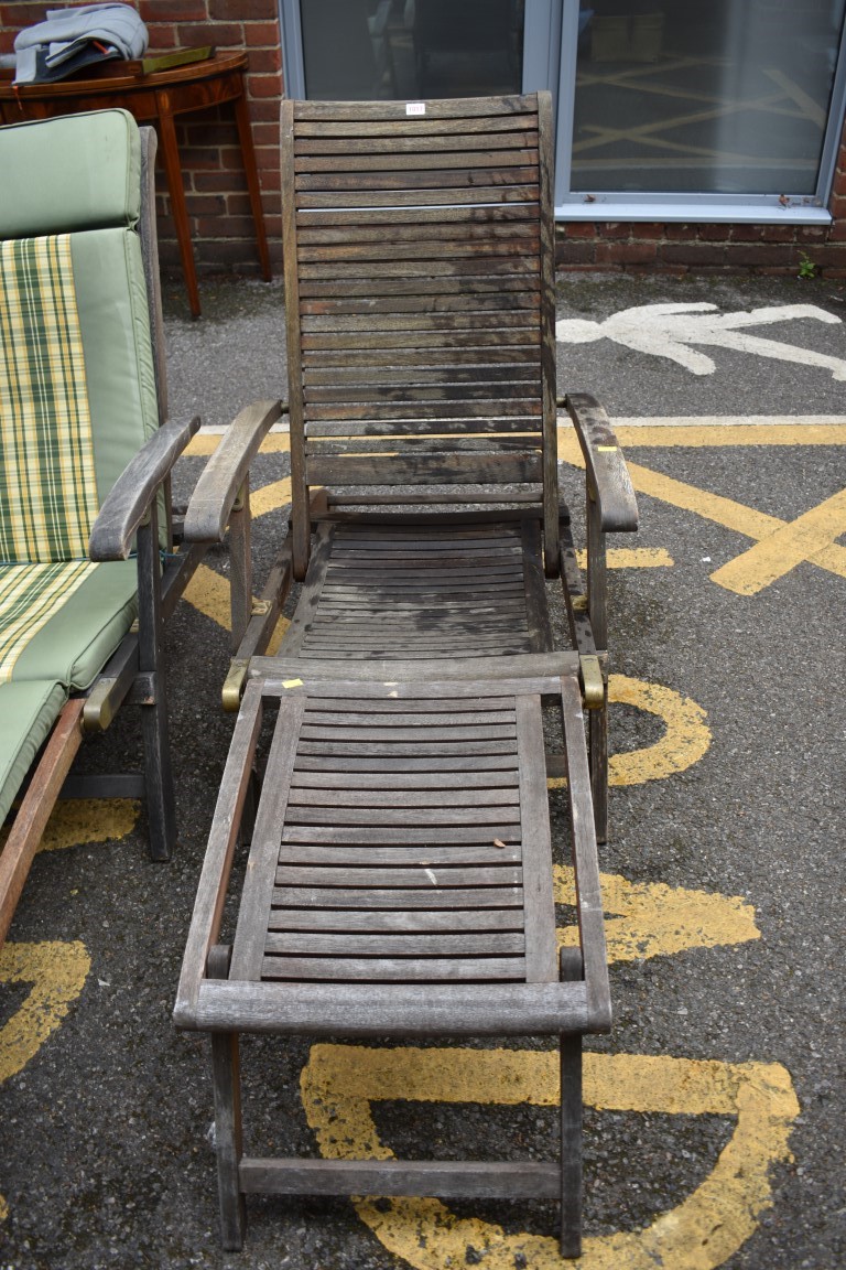 (LC) A pair of teak garden sun loungers. - Image 2 of 3