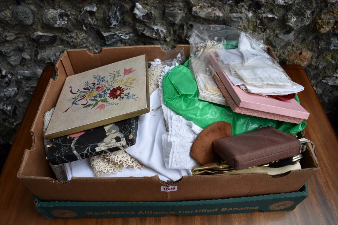 A quantity of textiles, lace and linen. - Image 2 of 3