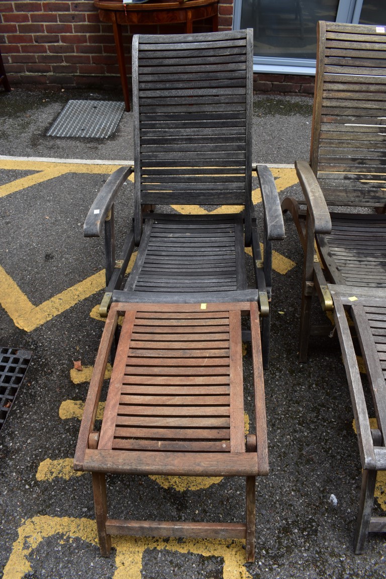 (LC) A pair of teak garden sun loungers. - Image 3 of 3