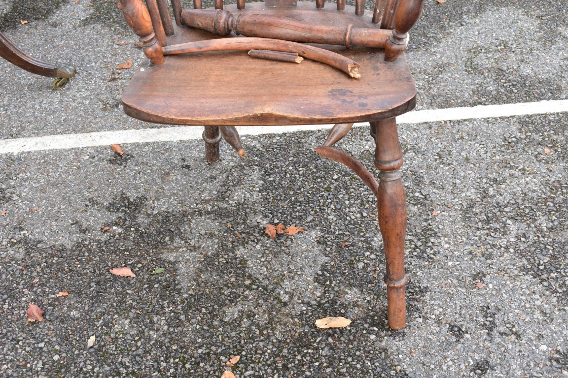 An antique Windsor armchair, (a.f.). - Image 4 of 4