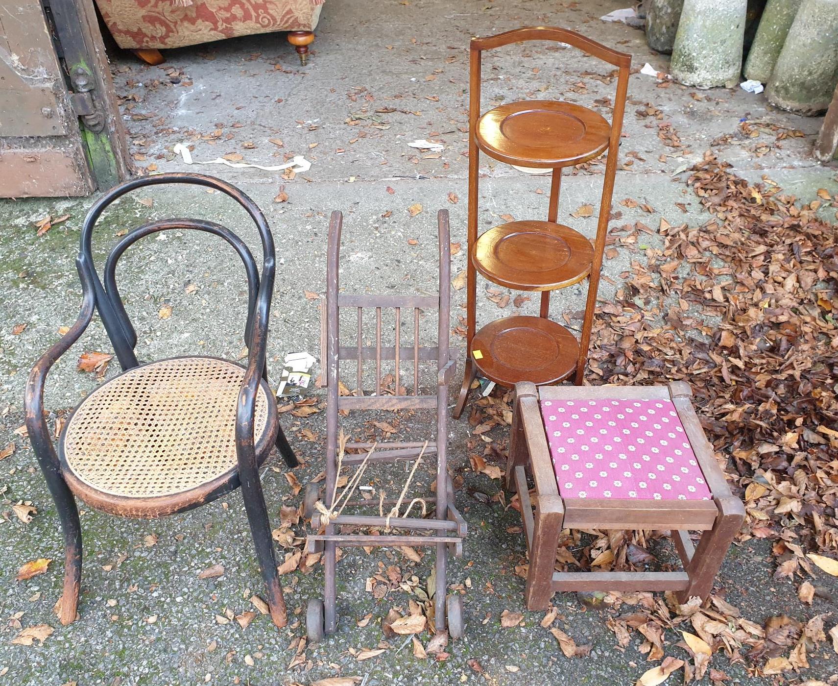 A sundry lot of furniture.