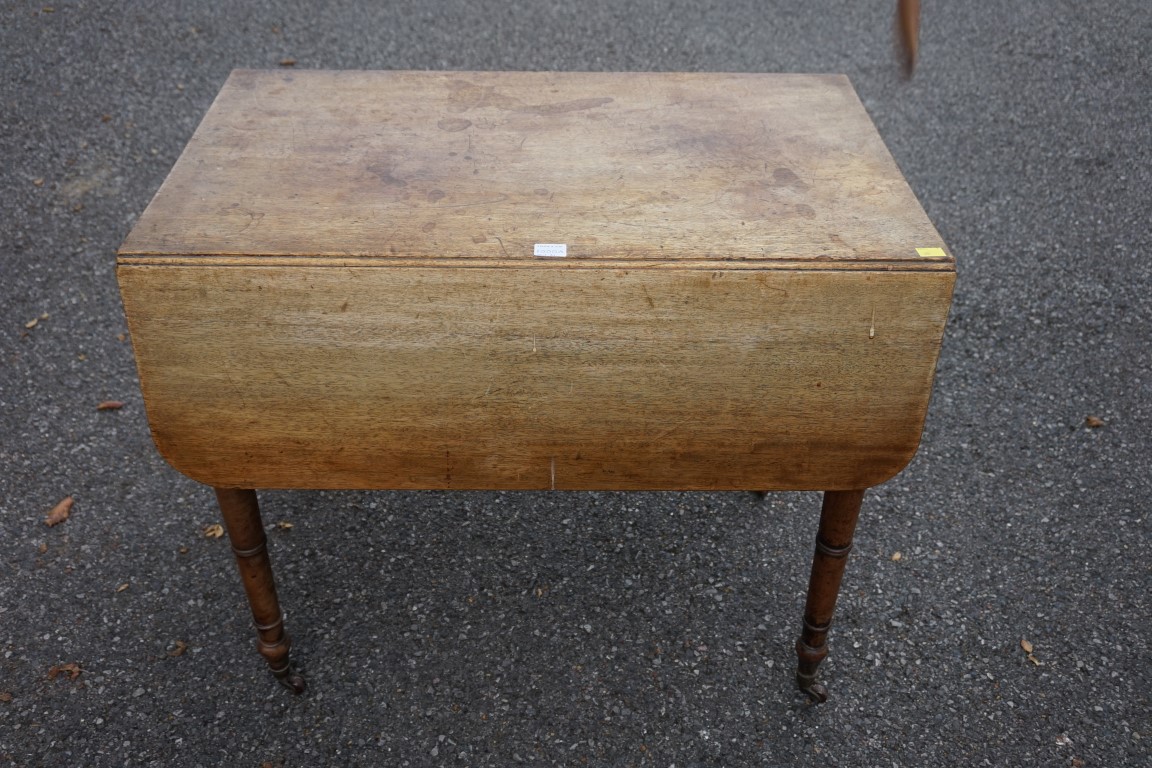 A Regency mahogany Pembroke table, 81cm wide.