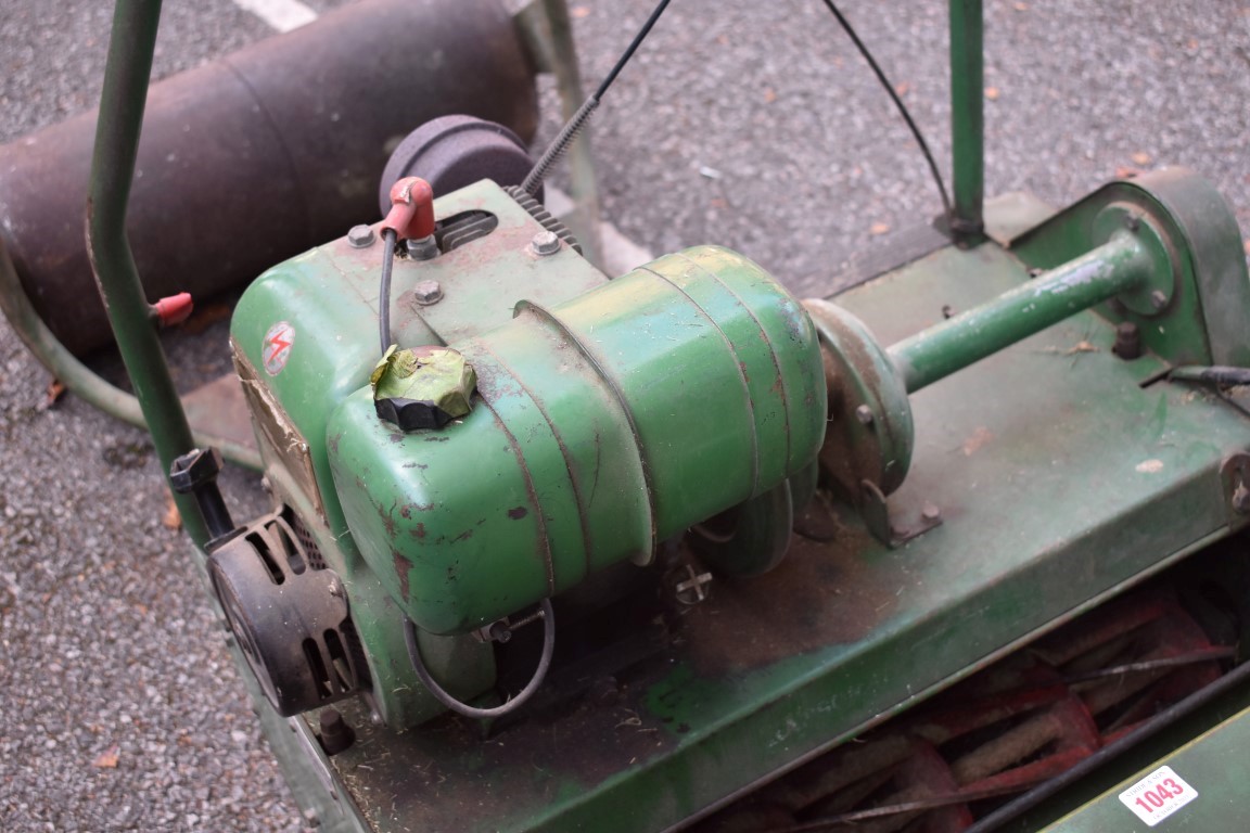 (LC) An old Ransomes '24' cylinder lawnmower. - Image 2 of 5
