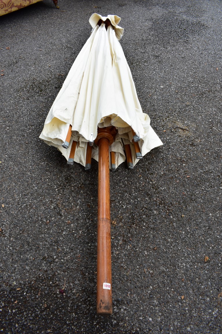 (LC) A large garden parasol, labelled Barlow Tyrie. - Image 6 of 6