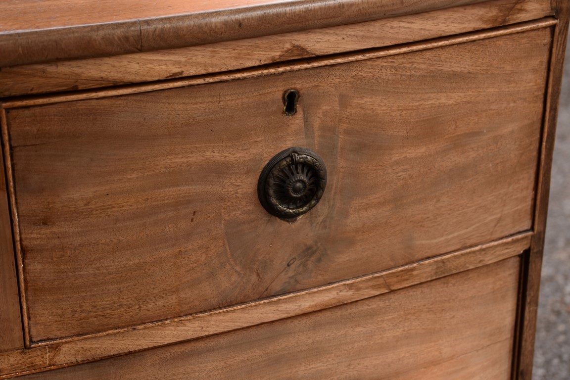 A 19th century mahogany bowfront chest of drawers, 90cm wide x 48cm deep x 90cm high. - Image 2 of 7