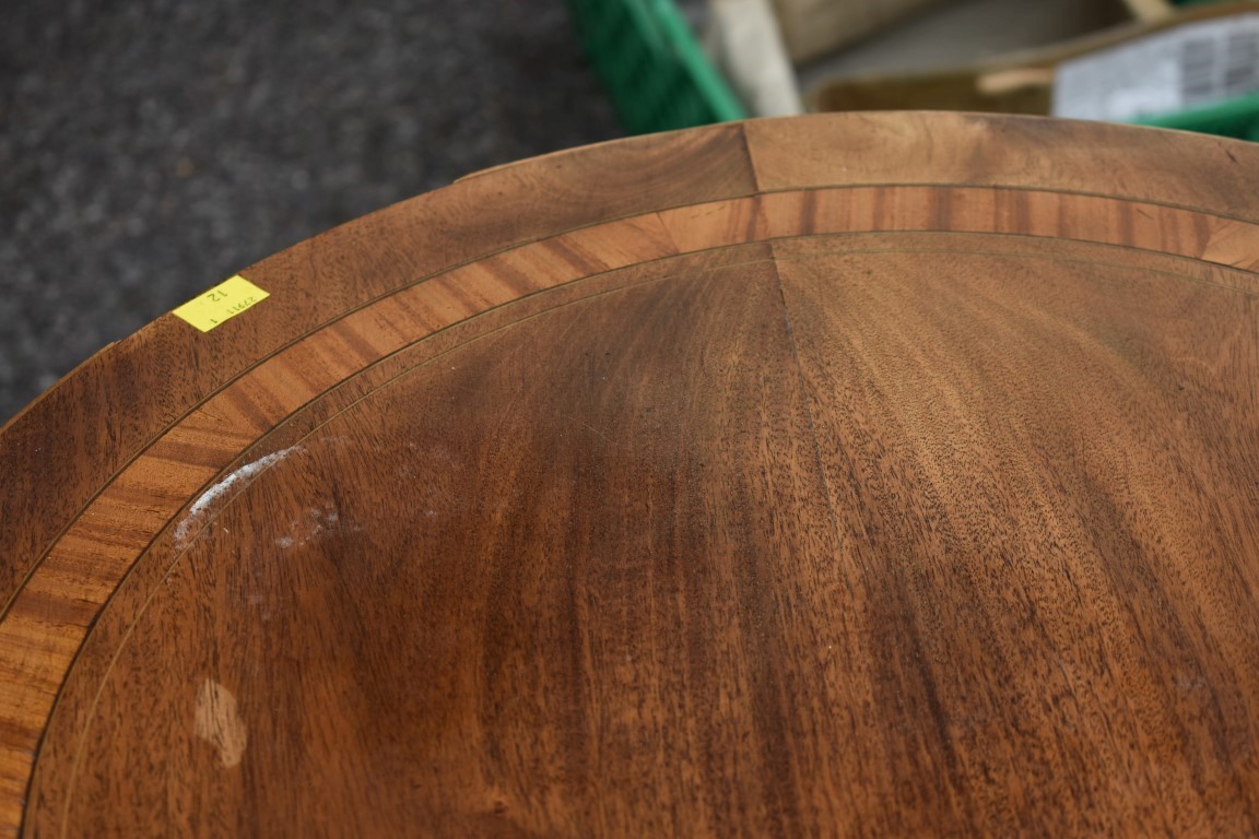 (LC) An Edwardian circular occasional table. - Image 2 of 4