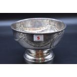 A silver fruit bowl, by Robert Pringle & Sons, London 1925, 20cm diameter, 484g.