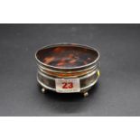 A silver and tortoiseshell jewellery box, by Walker & Hall, Birmingham 1927, 9.2cm diameter.