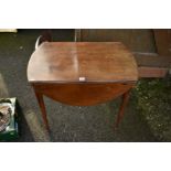 An antique mahogany Pembroke table, 80cm wide.