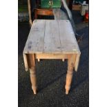 A Victorian pine Pembroke table, 88cm wide x 56cm deep x 70cm high.