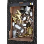 A sundry lot of metalware.