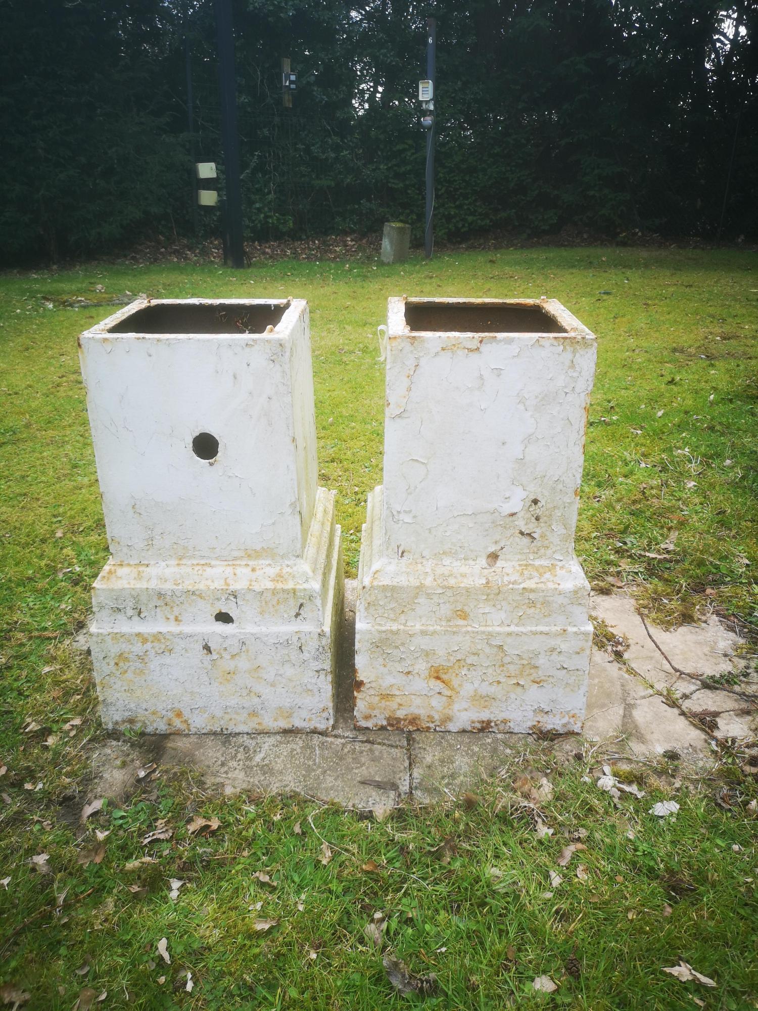 Garden pots and urns: A pair of large cast iron urns on pedestals, 2nd half 19th century, 126cm - Image 2 of 2