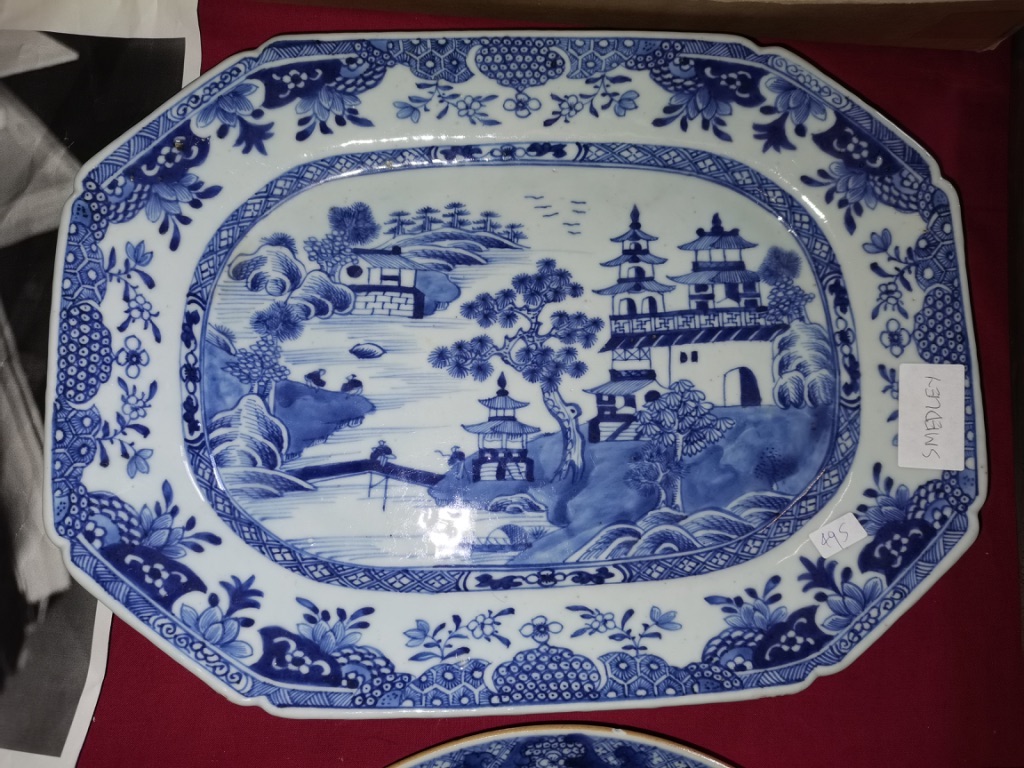 2 x Early Chinese Blue & White willow style plates ( chip to circular plate ) - Image 2 of 8