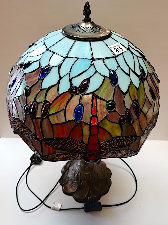 Tiffany lamp with dragonfly decoration