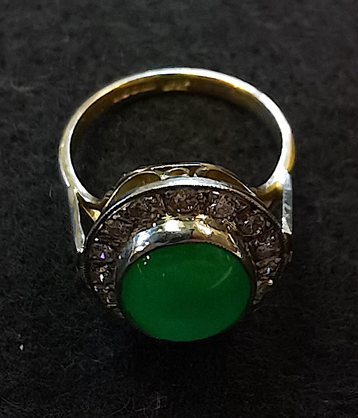 18ct ring yellow gold with 5ct Coubochon green centre stone encrusted with white diamonds size N - Image 3 of 4