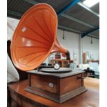 Dulcetto oak gramophone