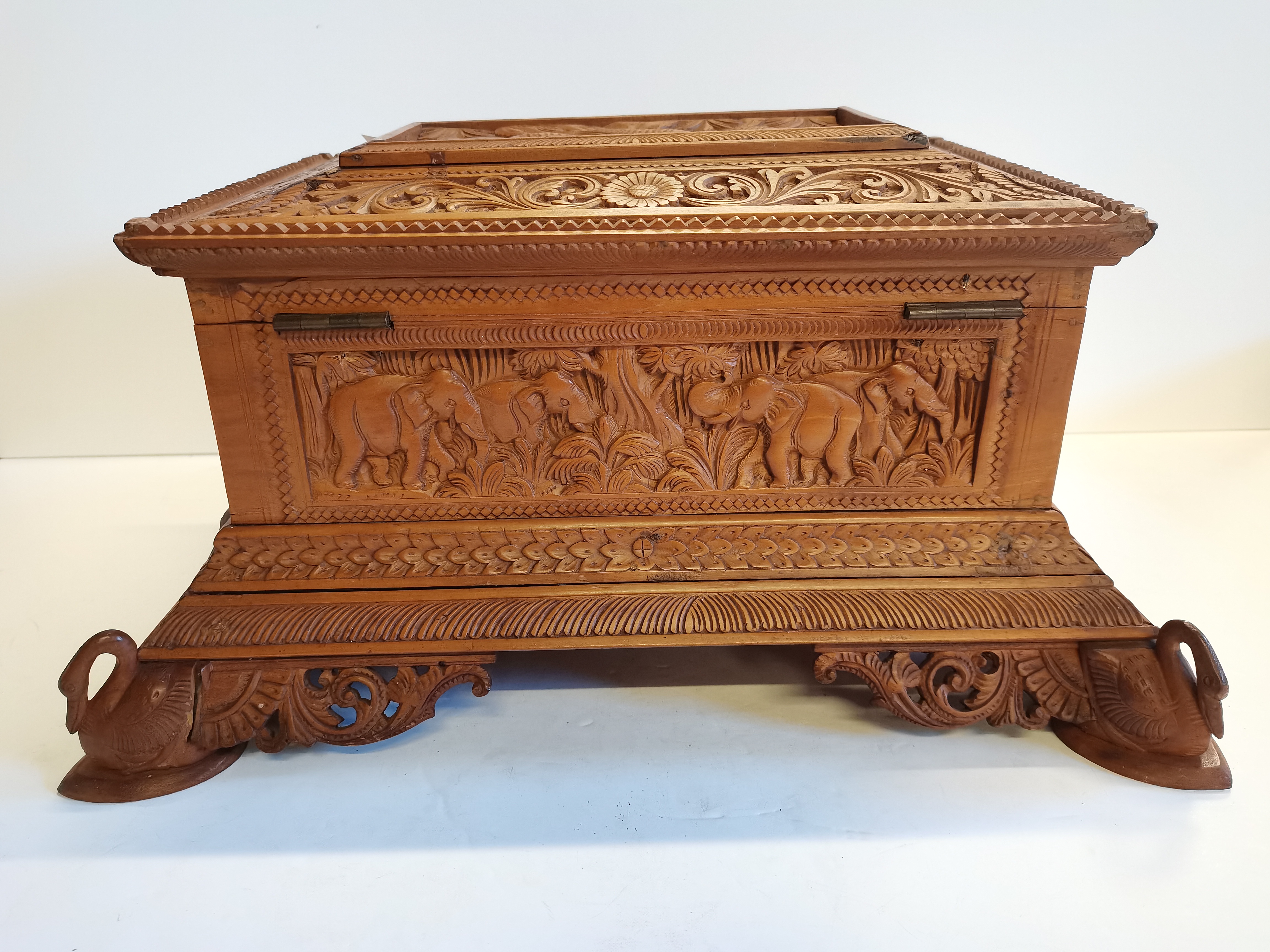 Qualty carved box with bird decoration - Image 8 of 9