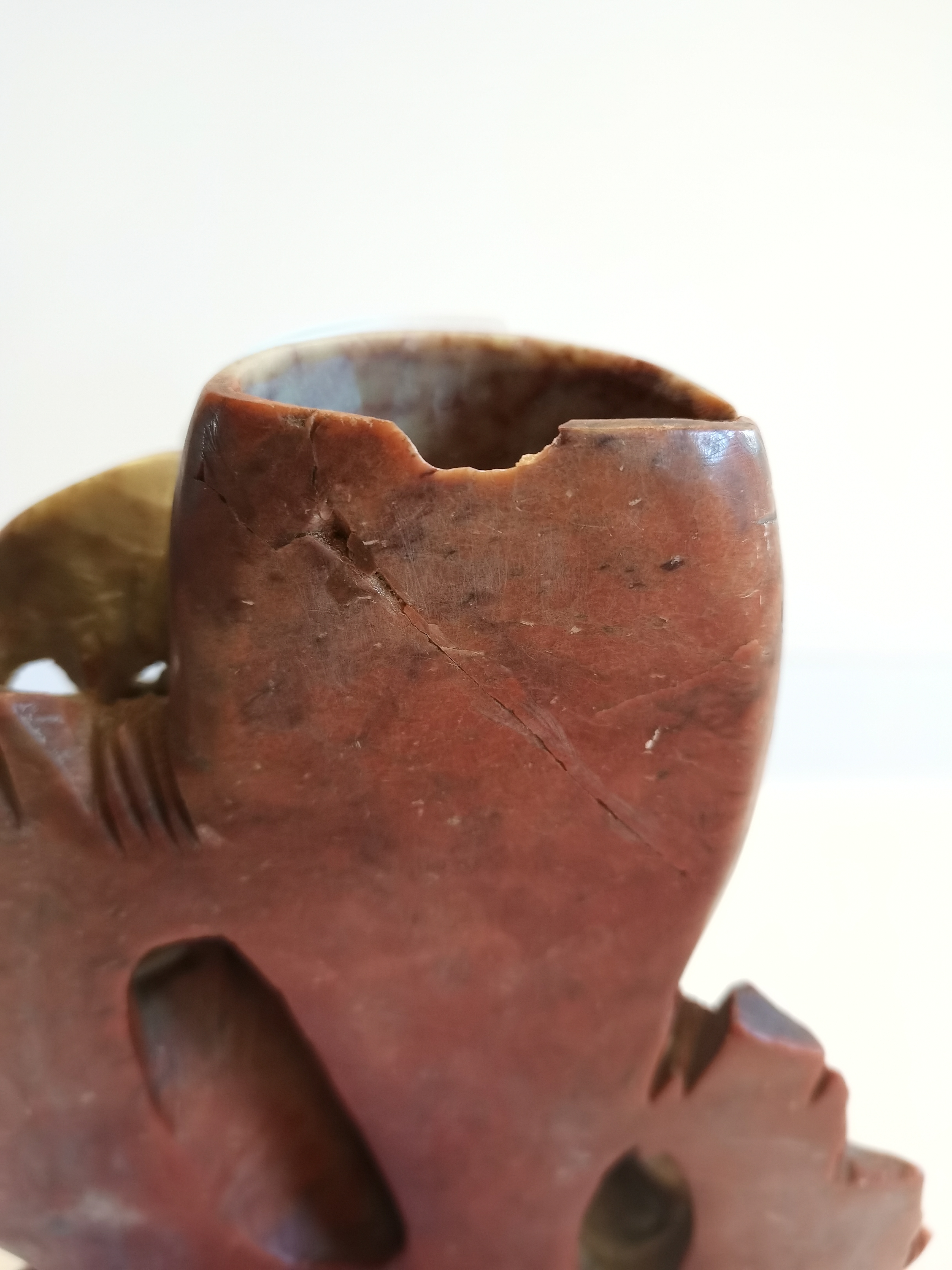 Carved Soap stone brush holder (damaged) plus white Chinese Alabaster brush wash depicting 2 - Image 5 of 5