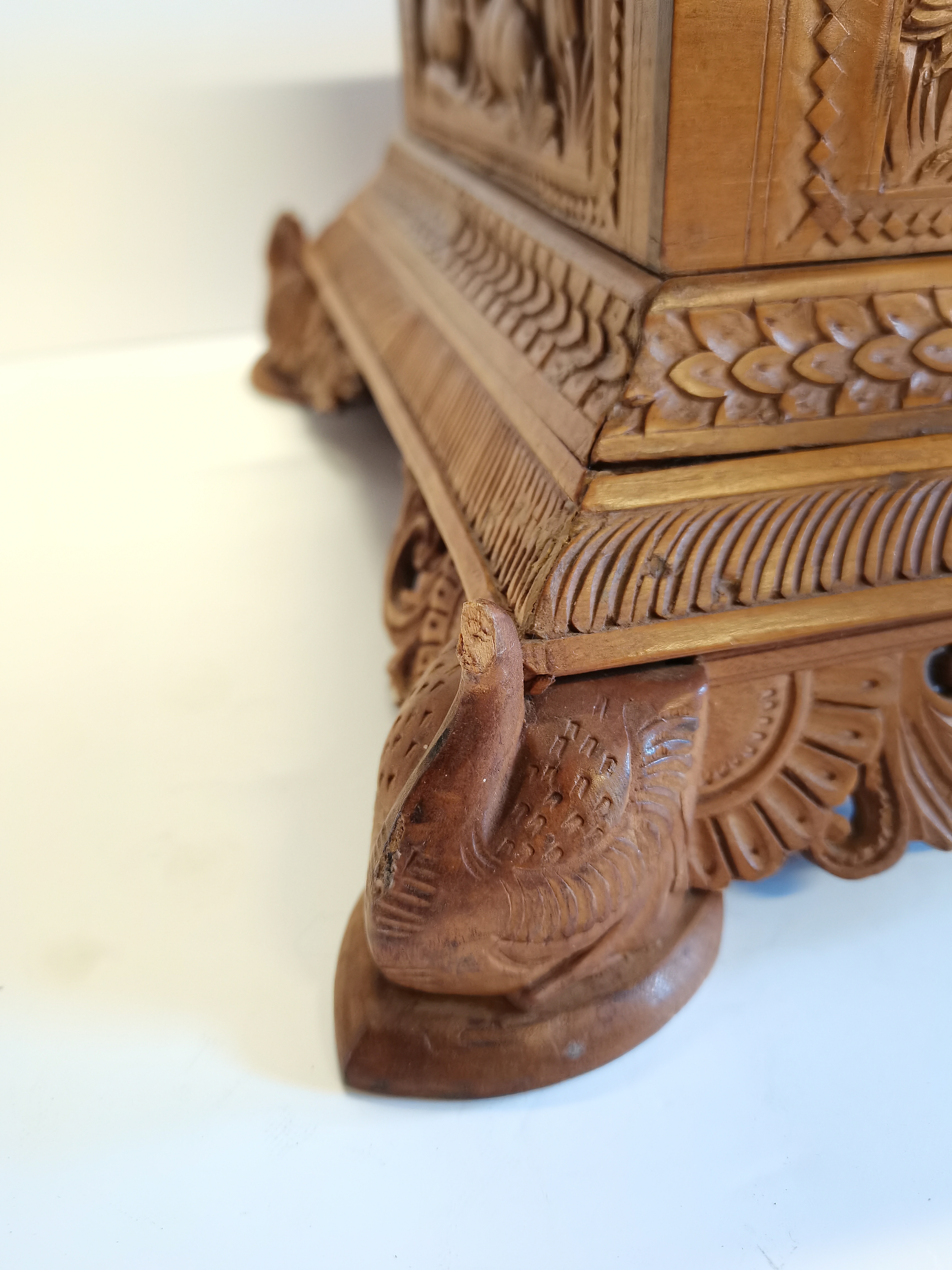 Qualty carved box with bird decoration - Image 5 of 9