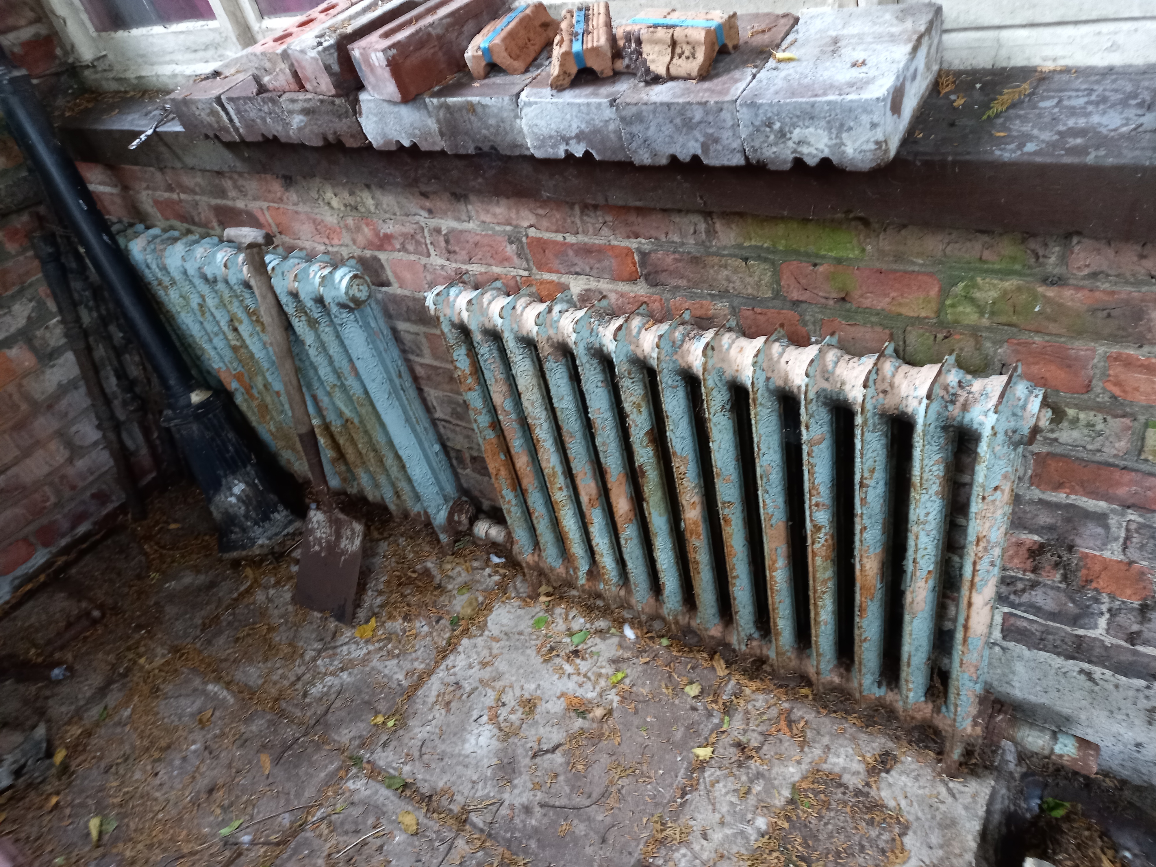 4 x antique cast iron radiators ( 2 at saleroom 2 x large ones at the house in York to be - Image 4 of 7