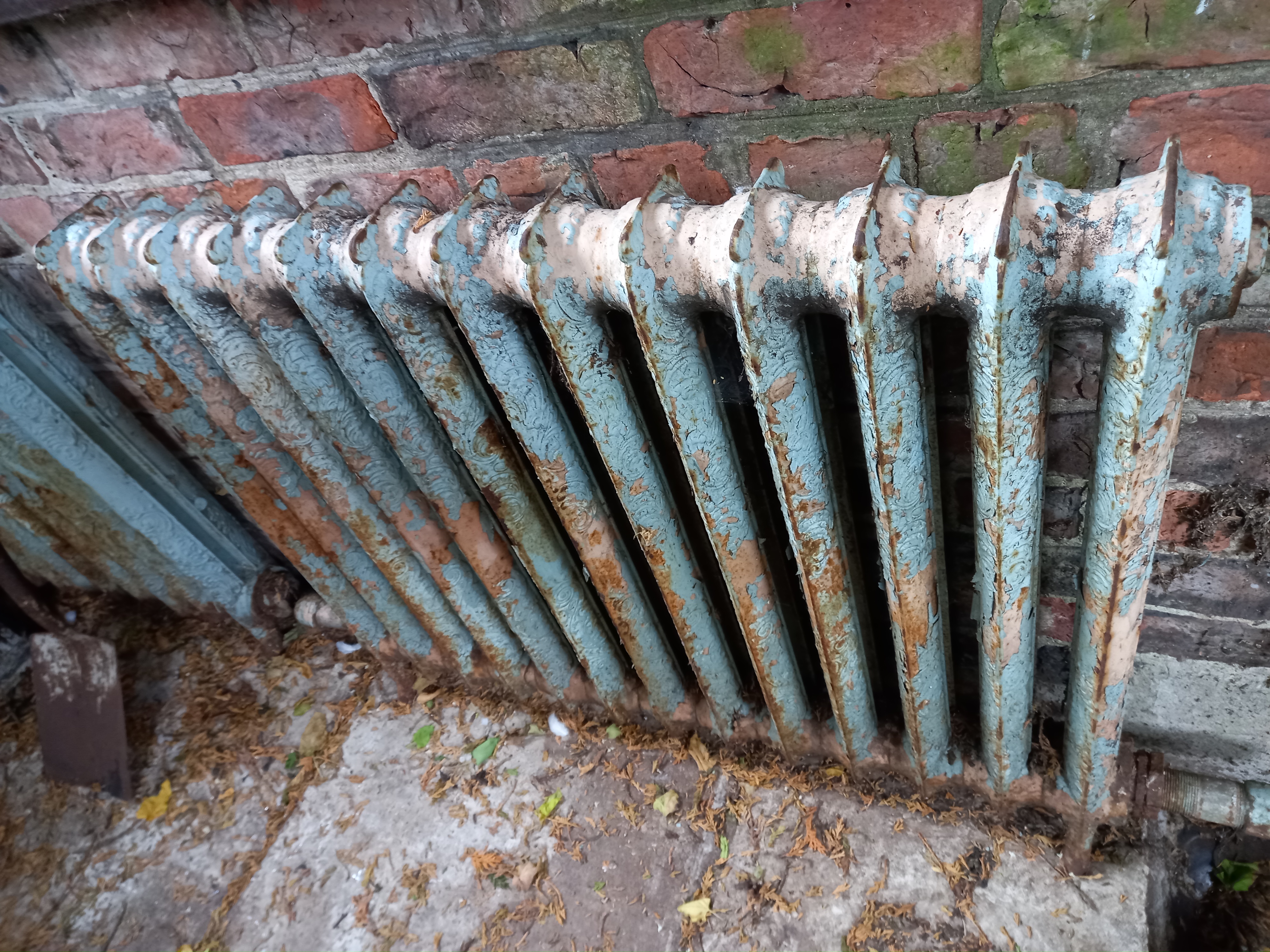 4 x antique cast iron radiators ( 2 at saleroom 2 x large ones at the house in York to be - Image 5 of 7