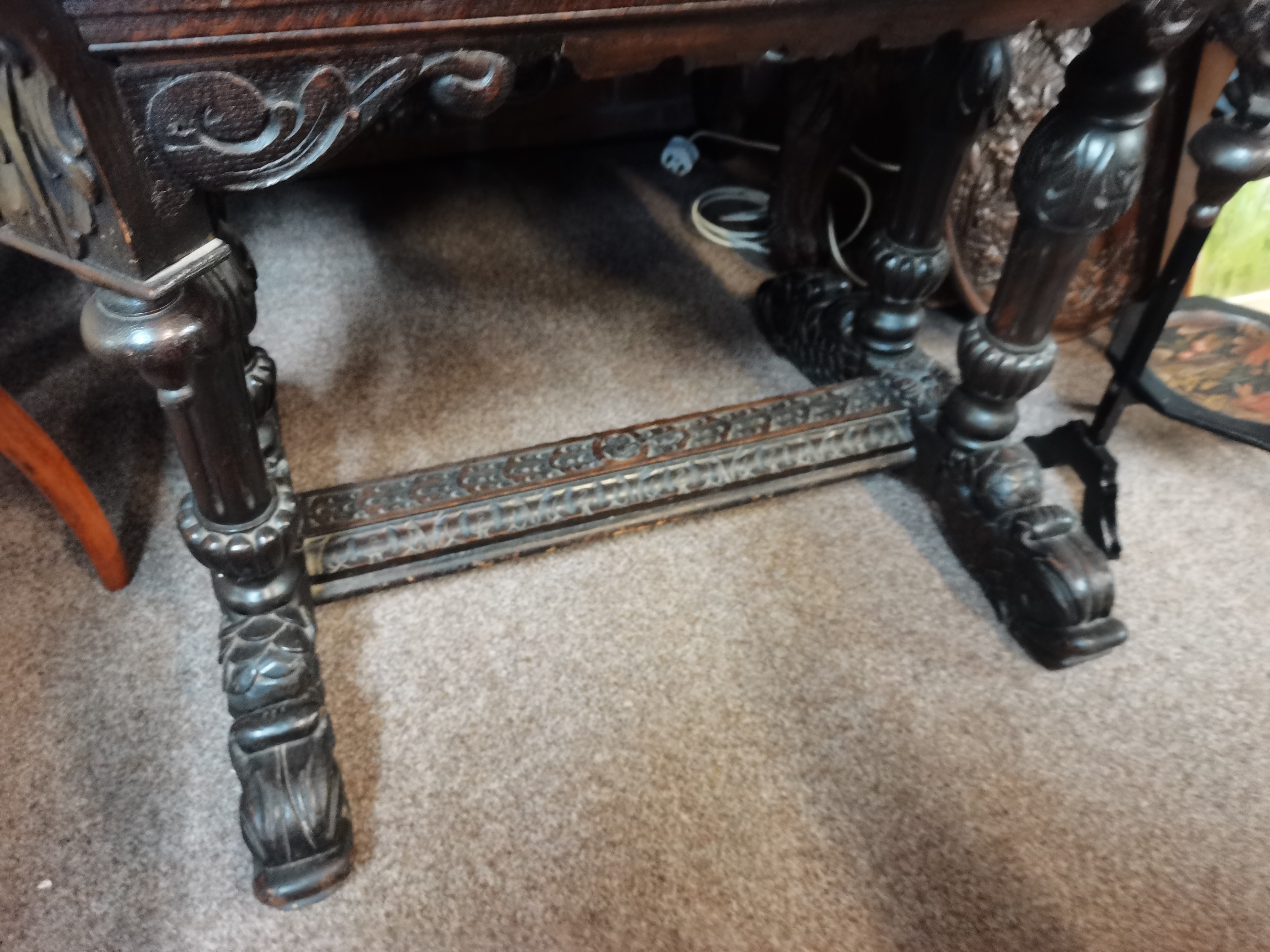 Antique heavily carved oak side table ( green man ) - Image 4 of 6