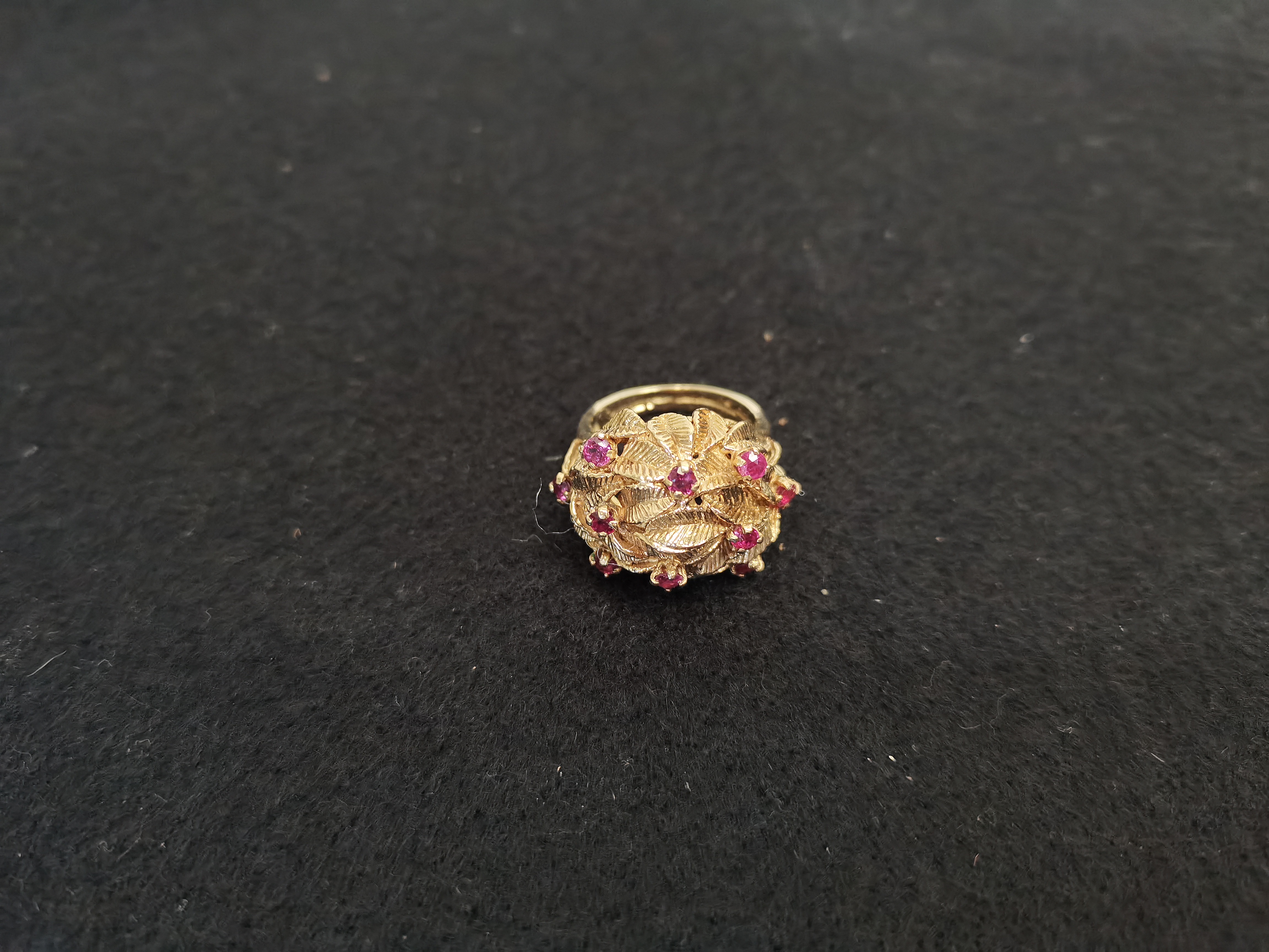 9ct gold ring 8g - Image 2 of 4